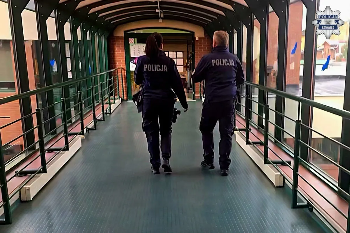 Zdjęcie: Policja patroluje katowickie szkoły. Groźby i niepokojące wpisy w sieci