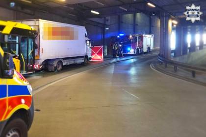 Tragedia przy dworcu w Katowicach. 45-letni kierowca dostawczaka nie żyje