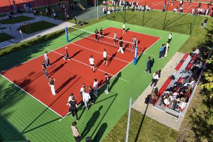 Nowa przestrzeń przy szkole - powstały boiska, bieżnia i miniaturowe ulice