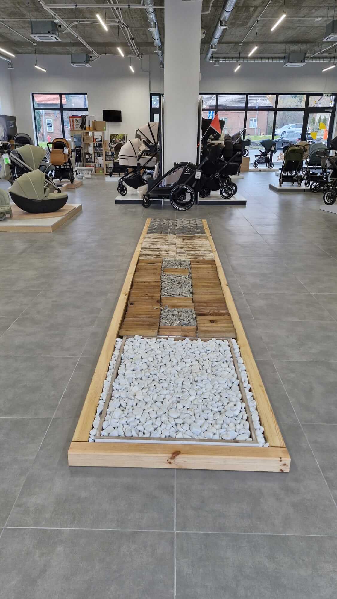 Zdjęcie 2: Bezpieczna podróż z dzieckiem. Miejsce gdzie przetestujesz wózek i dopasujesz fotelik