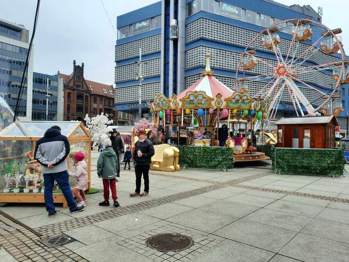 Zdjęcie 1: Kolorowe pisanki i miejska strategia. Jarmark Wielkanocny wrócił do Katowic