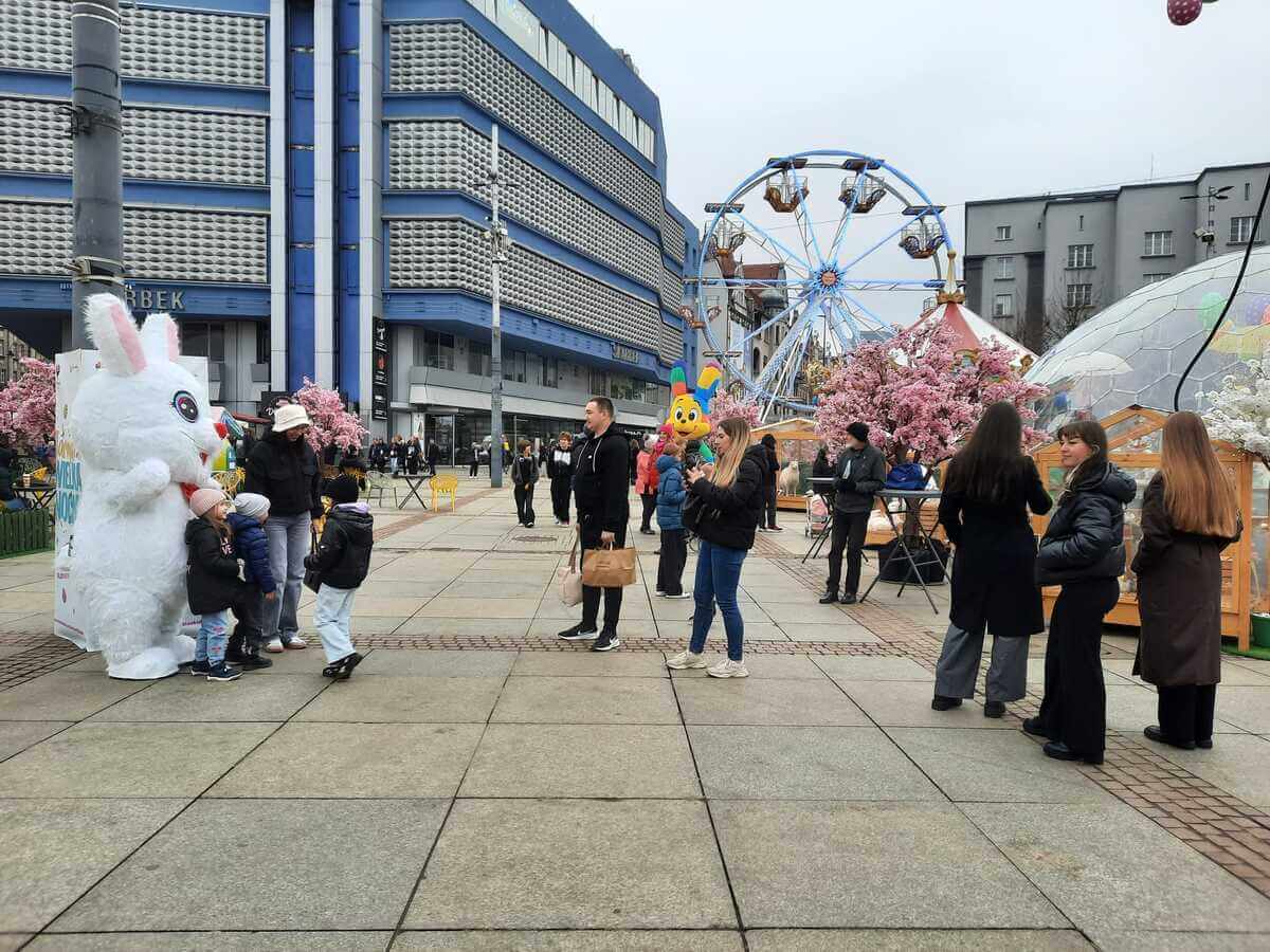 Zdjęcie 2: Kolorowe pisanki i miejska strategia. Jarmark Wielkanocny wrócił do Katowic