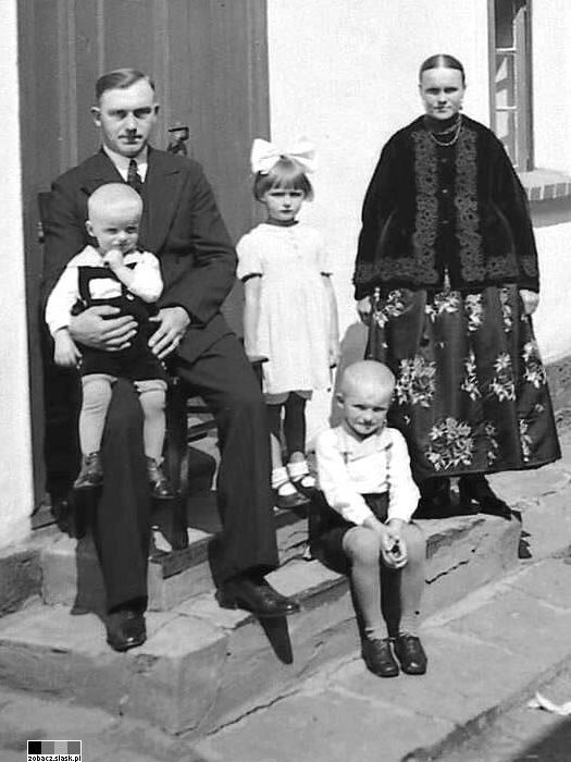 Zdjęcie 3: Kłamstwo Netflixa w serialu „Ołowiane dzieci”. Lekarka nie była „białym zbawcą”