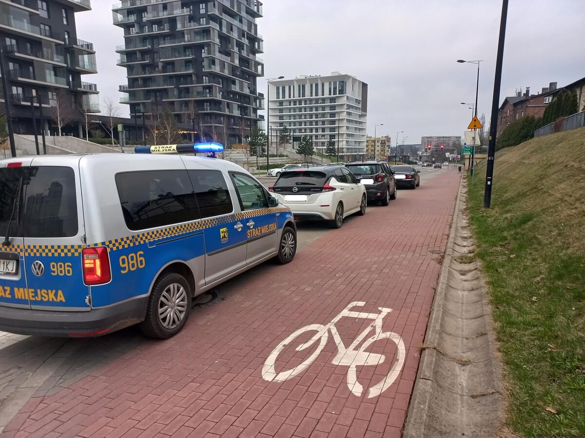 Zdjęcie 1: Straż miejsca pokazuje samochody „cwanych kierowców”