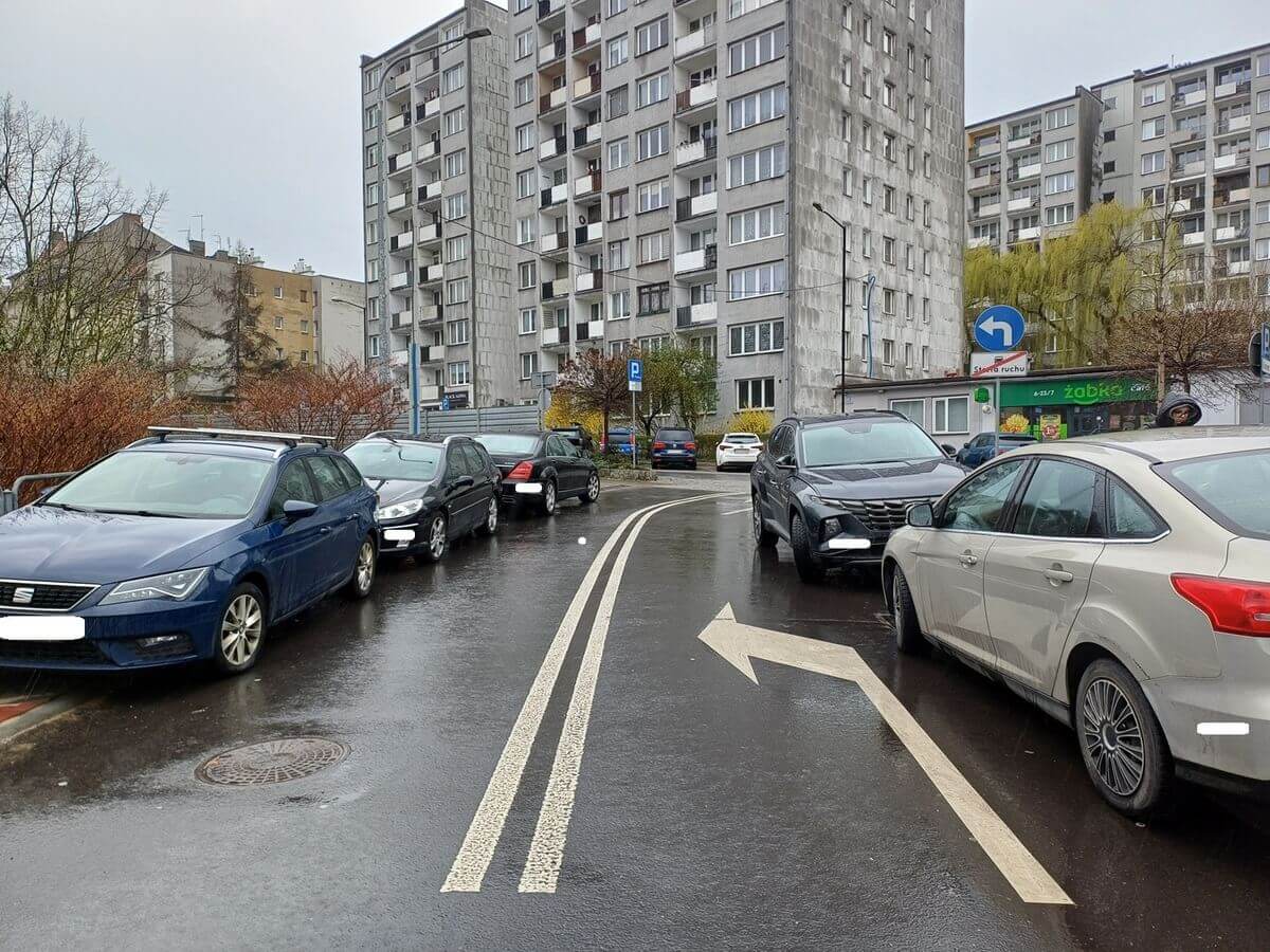 Zdjęcie 2: Straż miejsca pokazuje samochody „cwanych kierowców”